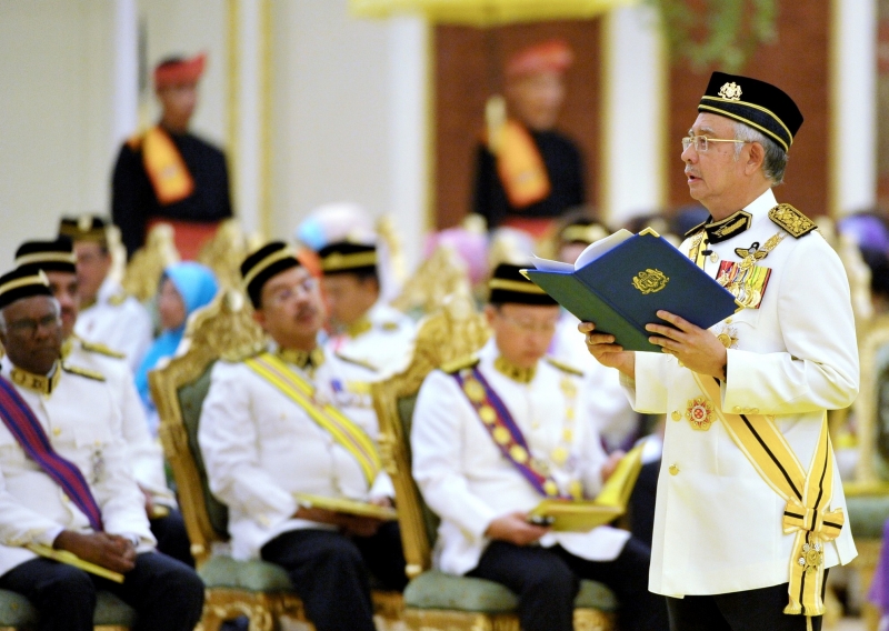 060112-KL19_010613_AGONG_1