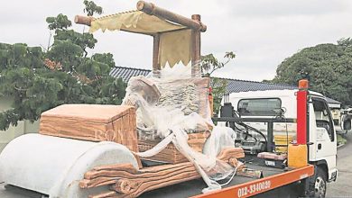 Photo of 《摩登原始人》片中車子複製品 柔蘇丹獲贈石頭車