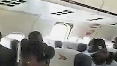 Photo of 尼客機降落出事故  逃生門突掉落嚇壞乘客