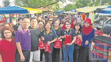 Photo of 馬華巫統婦女組派柑 吁民支持國陣候選人