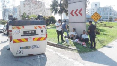 Photo of 與車相撞 解款車翻覆2傷