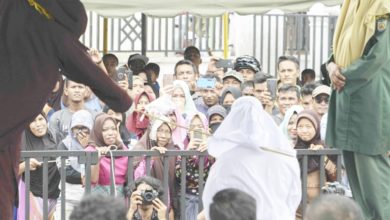 Photo of 玩遊戲被指涉賭 印尼2基督徒遭公開鞭刑
