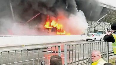 Photo of 倫敦機場火燒巴士影響航班