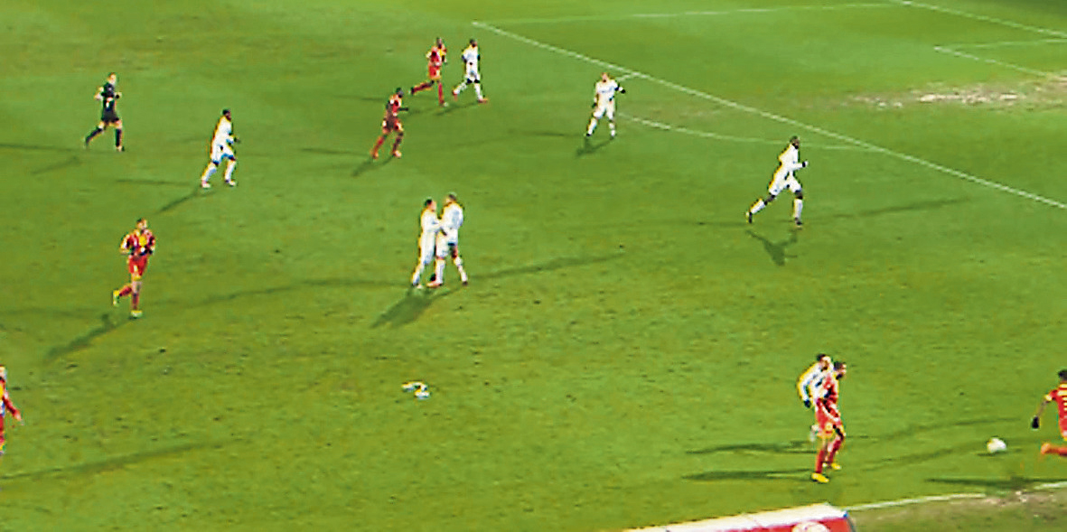 VIDEO-Ligue-2-deux-joueurs-d-Auxerre-se-battent-en-plein-match