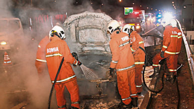 Photo of 轎車行駛中着火 前半部燒毀