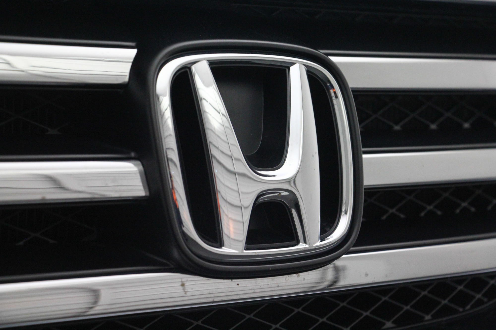 2015-Honda-Pilot-White-Front-Brand-Logo