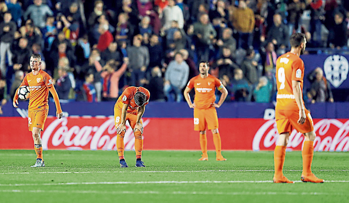 Decepcion-jugadores-Malaga_1237687022_83651212_1763x1024