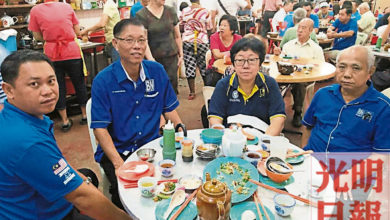 Photo of 拜票遇大雨 相逢在國記 朝野候選人酒家吃點心