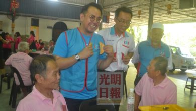 Photo of 候選人吁藍眼標誌打X 拿筊杯講解 讓老人辨認