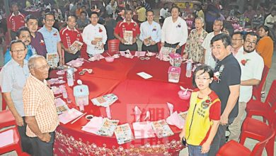 Photo of 【新大發園老祖廟神誕宴】各黨准候選人藉機拜票  台上致詞台下握手