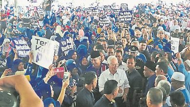 Photo of 抄襲巫統創黨格式競選宣言 納吉譏敦馬臉皮最厚