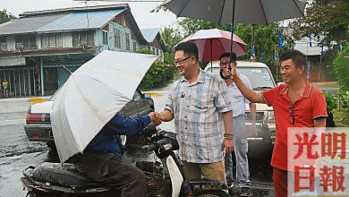 Photo of 蔡通易雨中拜票 送卡通胸針受歡迎
