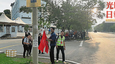 Photo of 懸掛峇央峇魯提名中心  3支國民團結黨黨旗被拆