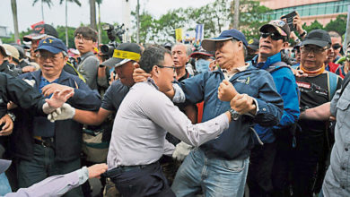 Photo of 【台反年改衝突】毆打警員記者示威者被捕  蔡英文譴責無法容忍