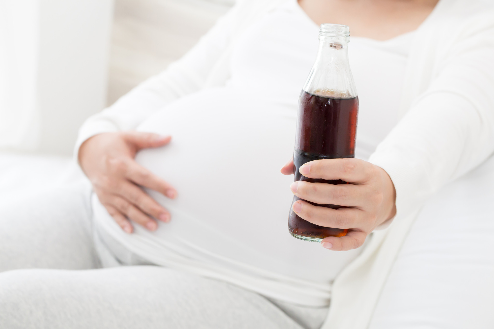 sns-dailymeal-1860461-healthy-eating-drinking-soda-pregnant-child-asthma-risk-study-120817-20171208