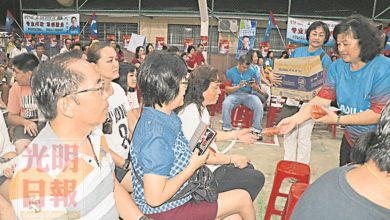 Photo of 沿戶拜訪選民稱穩贏 吳俊益怕滑鐵盧