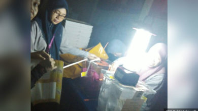 Photo of 美拉華蒂鎮宗教小學投票站     電筒照明下算票
