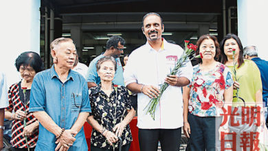 Photo of 藍卡巴星巴剎謝票 3000束康乃馨送民眾