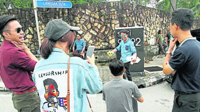 Photo of 民眾帶河馬小雞布偶拍照 納吉私邸續成景點