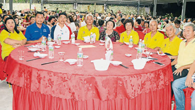 Photo of 關愛福利協會籌款宴碰頭 朝野候選人握手零交流