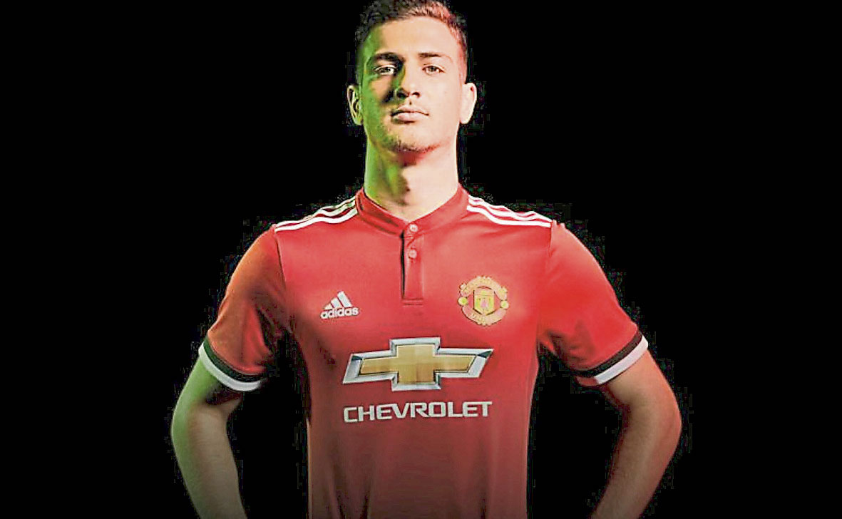 Diogo-Dalot-signs-for-Manchester-United