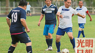 Photo of 點球大戰力撼社團媒體 議員隊捧檳笑界杯