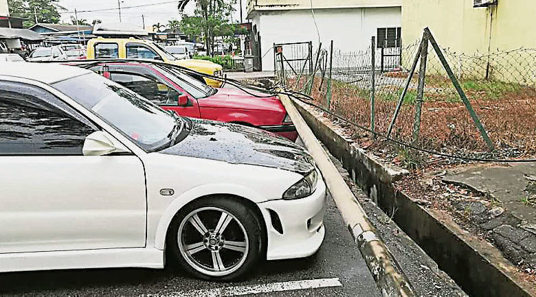 垃圾車轉彎勾及電纜電柱倒下壓損數車 光明日报