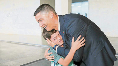 Photo of C羅率葡隊飛抵俄羅斯 臨別前為小球迷拭淚