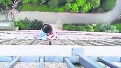 Photo of 5歲童20樓跌落19樓  懸掛20分鐘被救下