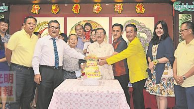 Photo of 【敬群小學校長黃再平榮休宴】 吳俊益：不能二選一 增建華小敬群也需擴建