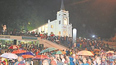 Photo of 細雨擋不住熱情 聖安納節萬人空巷