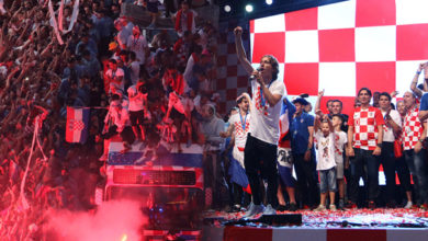 Photo of 克羅地亞載譽回國遊行 魔笛領銜與球迷狂歡慶祝