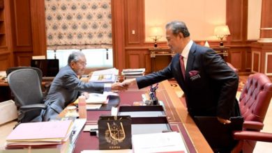Photo of 慕尤丁回到工作崗位