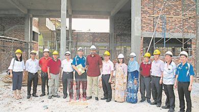Photo of 捐錢助建教學大樓 副外長送母校三大禮