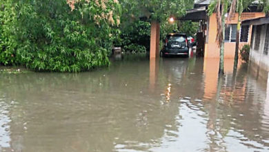 Photo of 甲拋峇底低窪地淹水 波及80戶住家