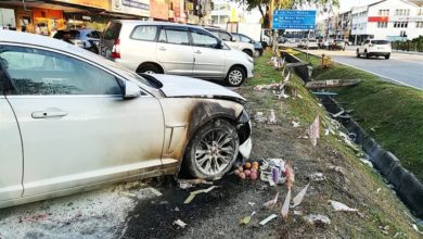 Photo of 路邊燒金銀紙 毀名車 男子用餐半小時損失大