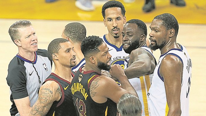 tristan-thompson-left-and-draymond-green-face-off_11zvhk3ukbo6412m1abnjw2w80