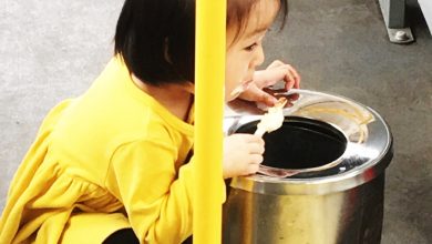 Photo of 女童怕弄髒巴士地板 對準垃圾桶吃冰棒