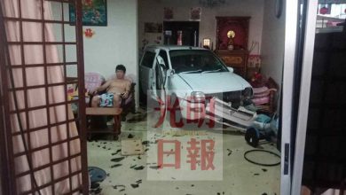 Photo of 3次中風老人  庭院駕車 撞進客廳