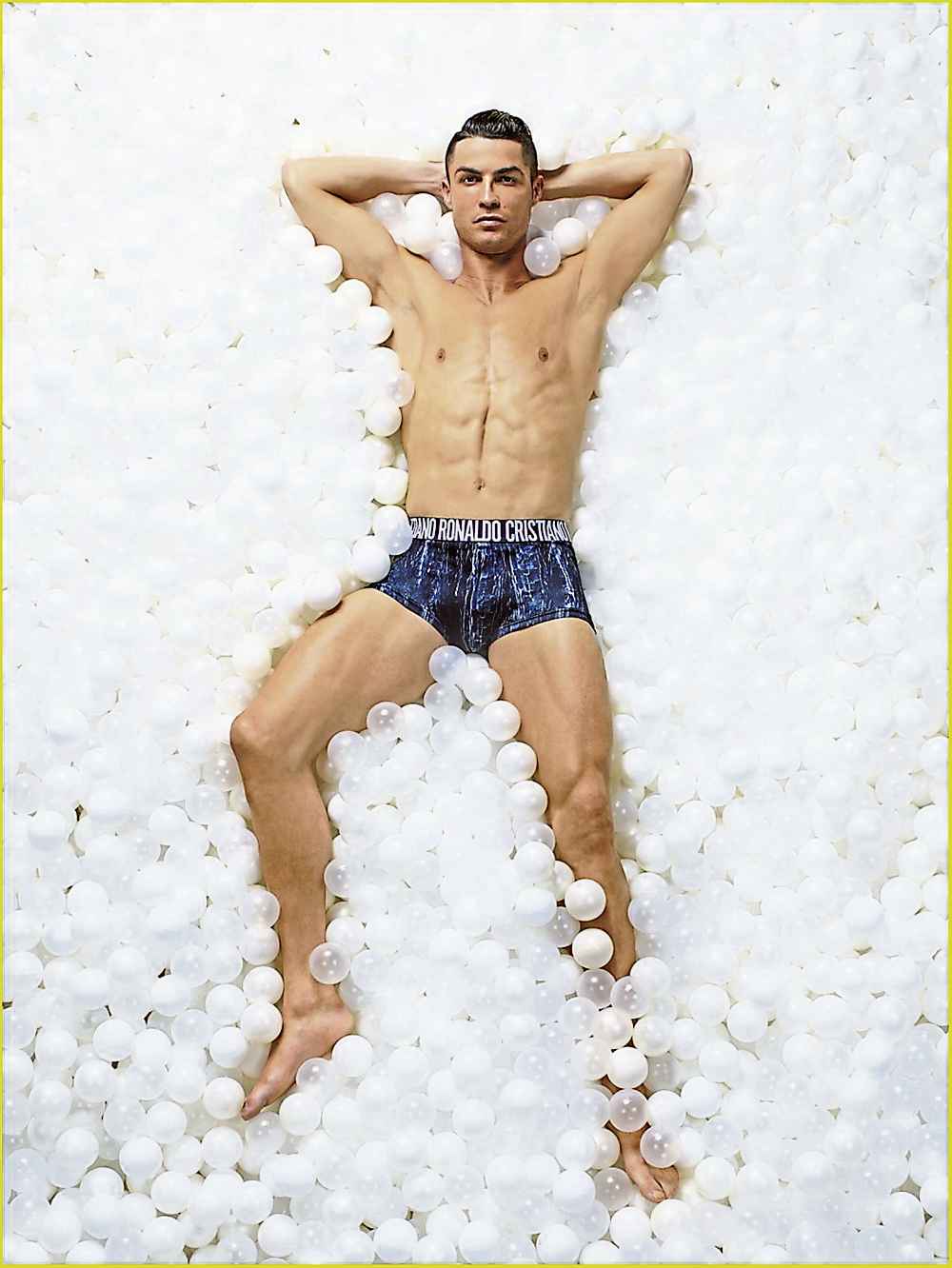 cristiano-ronaldo-shirtless-underwear-campaign-01