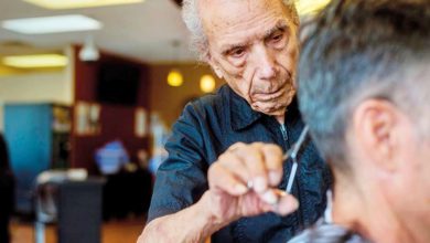Photo of 107歲還在剪 最高齡理髮師從不請病假