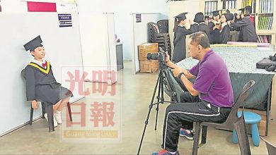 Photo of 中正校長化身攝影師 拍下109畢業生最美回憶