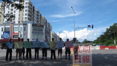 Photo of 峇眼拉浪路破逾3年  居民舉大字報求政府重視