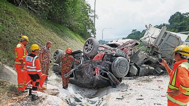 Photo of 與轎車猛烈碰撞 羅里司機夾斃2重傷