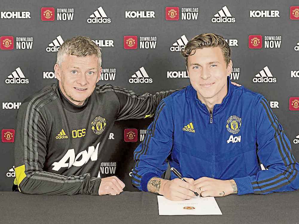 0_Victor-Lindelof-Signs-A-Contract-Extension-at-Manchester-United