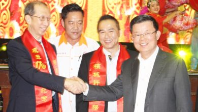 Photo of 兩代首長相見歡 曹觀友:謝謝子根18奉獻