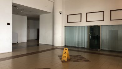 Photo of 男子酒店20樓墜死   女子在事發處徘徊