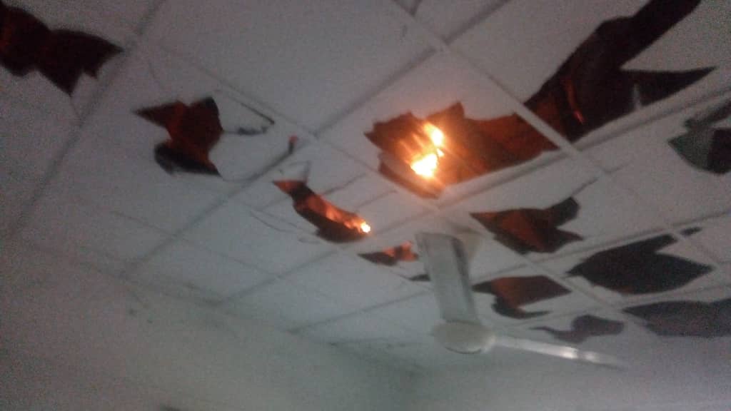 大学预科班学院校舍天花板相信在闪电中遭电(9610761)-20190927152143