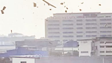 Photo of “陸龍捲”侵襲獅城 屋頂鋅板籬笆捲上天