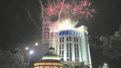 Photo of 煙火璀璨慶祝陞格為市 威省市政廳大廈亮燈
